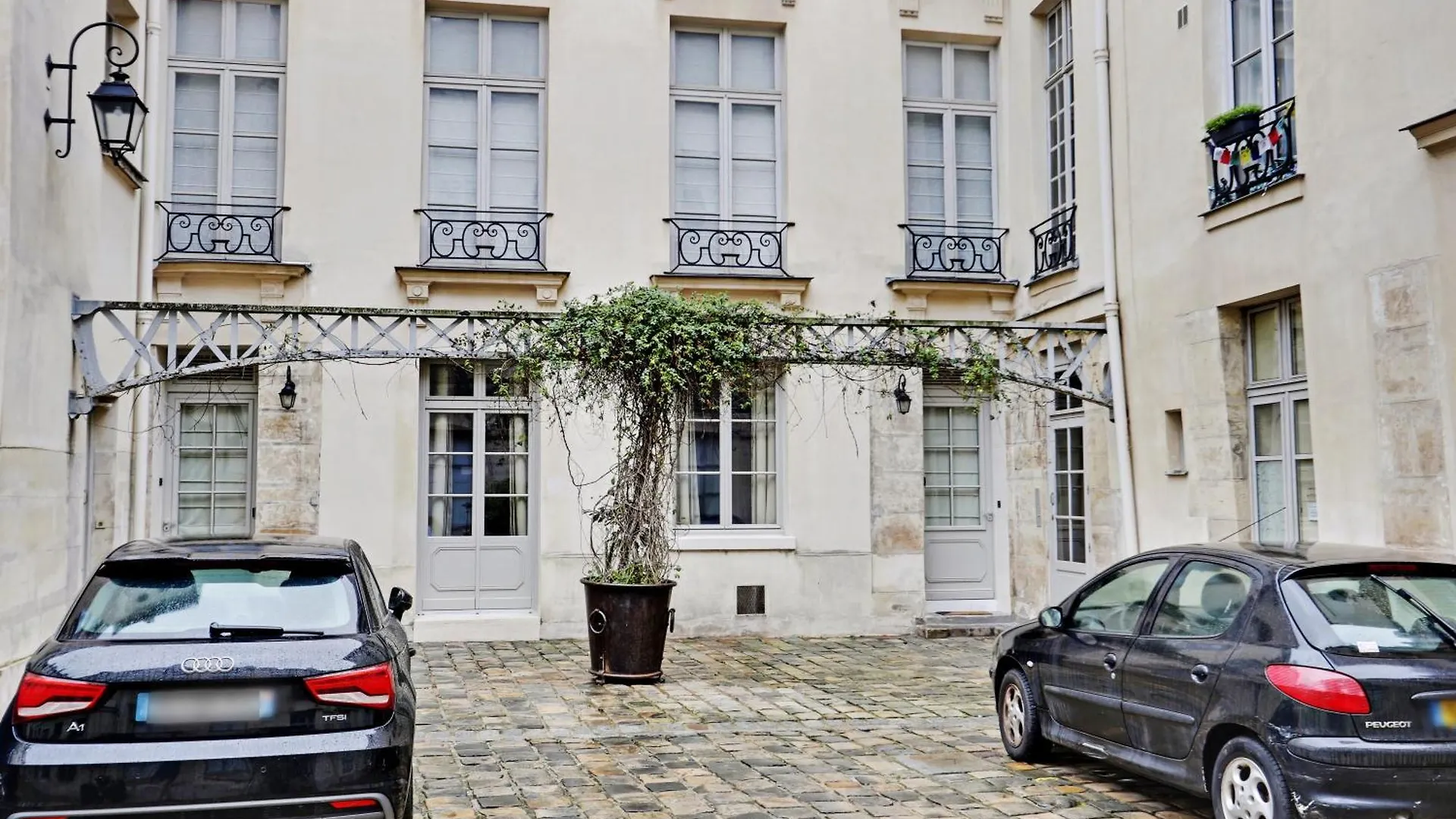 Sereners In Place Des Vosges - Rue De Birague Paris