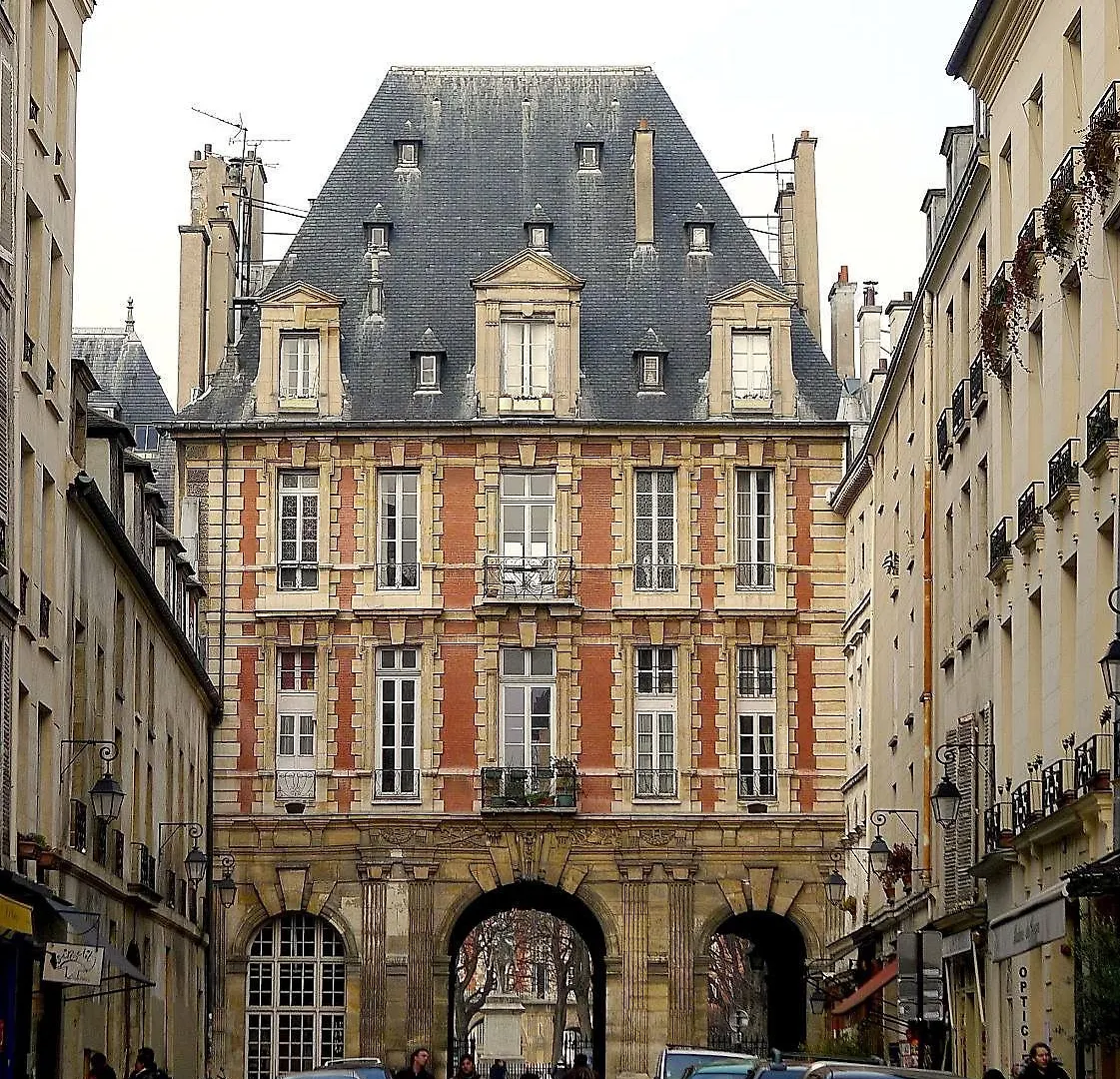 Sereners In Place Des Vosges - Rue De Birague * Paris
